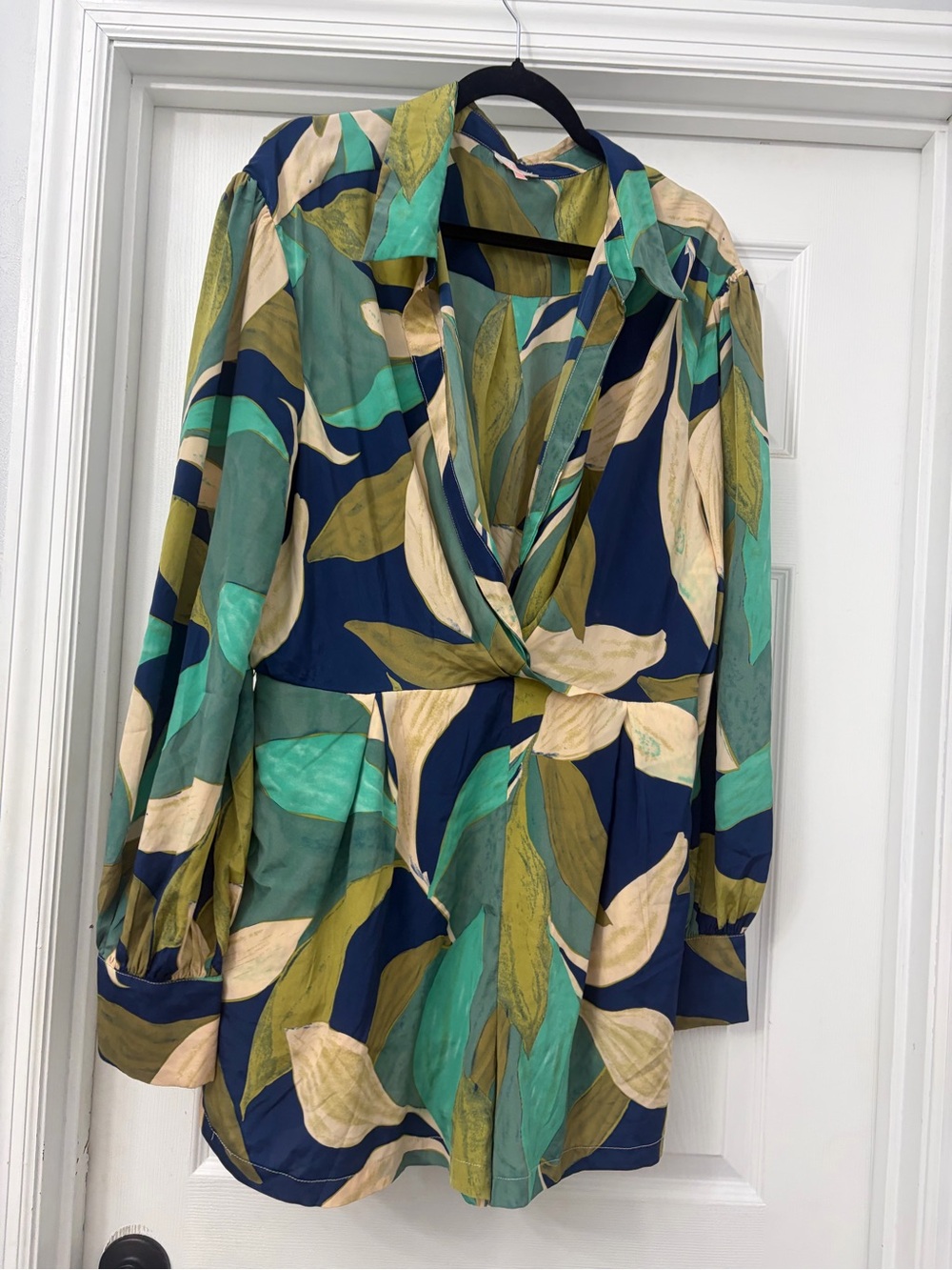 Women's Leaf-Print V-Neck Blouse in Navy and Green open front no buttons